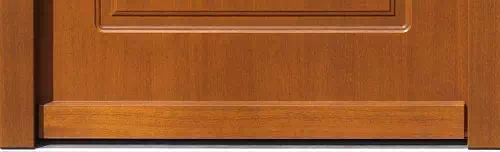 Drewniany kopacz-kapinos do drzwi zewnętrznych